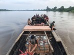 Tembus Arus Sungai Sejauh 15 Kilometer,Satgas TMMD Ke-129 Kodim 0313/KPR , Langsir Material ke Desa Pangkalan Terap