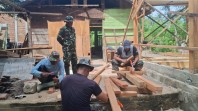 Satgas TMMD Ke-129 Kodim 0102/Pidie Optimalkan Perakitan Rangka Kayu, Percepat Pembangunan RTLH