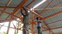 Atap Selesai Dipasang, Satgas TMMD Ke-129 Lanjut Bangun Dinding Rumah Ibu Mulya