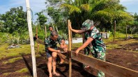 Begeser ke Dusun II Parit Baru, Satgas TMMD Ke-129 Kodim 0313/KPR Mulai Pengerjaan RTLH Bapak Zaini