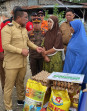 Tinjau Bencana Longsor di Delik, Bupati Zukri Serahkan Bantuan