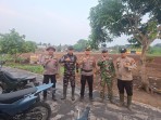 Puluhan Warga Bahu Membahu Padamkan Karhutla di Kuala Kampar, Lahan Gambut Bekas Terbakar Masih Berasap