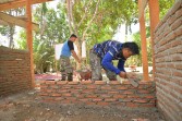 Satgas TMMD Ke-129 Kodim 0102/Pidie Kebut Rehab RTLH, Rumah Rabunmah Amin Masuki Tahap Pemasangan Dinding Bata