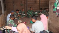 Hangatnya Kebersamaan: Satgas TMMD Ke-129 Kodim 0313/KPR Gelar Makan Bersama di Rumah Orang Tua Asuh