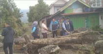 Bupati Kerinci bersama Kadis PUPR Kerinci bersama jajarannya meninjau langsung kondisi lokasi daerah banjir Tangkil dan Jernih Jaya