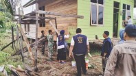 Perkuat Kemanunggalan dan Gotong Royong, Satgas TMMD ke-129 Kodim 0313/KPR Bersama Mahasiswa UNRI Pulas Rumah Bapak Dedi