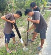 Peduli Keselamatan, Mahasiswa KKN UIN Suska Pasang 10 Reflektor di Tikungan Meranti 14