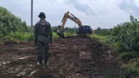Masuk Sektor Critical, Satgas TMMD KE-129 Kodim 0313/KPR Timbun Jalan Berlubang 230 Meter di Pangkalan Terap