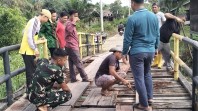 Perkuat Kemanunggalan TNI dan Rakyat, Satgas TMMD ke-129 Kodim 0313/KPR dan Warga Gotong Royong Perbaiki Jembatan jalan Desa