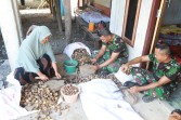 Tak Hanya Bangun Infrastruktur,  Satgas TMMD ke 129 Kodim 0102/Pidie Bantu Warga Kupas Pinang,Perkuat Kemanunggalan TNI dan Rakyat