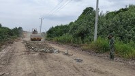 Fokus pada Kualitas Jalan Sasaran TMMD Ke-129, Satgas Kodim 0313/KPR Kerahkan 7 Unit Dump Truck Ratakan Batu Pecah