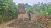 Pasokan Material Terus Mengalir, Satgas TMMD Ke-129 Pacu Pengerasan Jalan di Lhok Panah