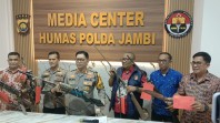 8 Terduga Pelaku Penyerangan dan Penembakan Mapolres Merangin Diamankan, 5 Pucuk Senpi Rakitan Disita