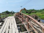 Jaga Kelancaran Pasokan Material, Satgas TMMD Ke-129 Kodim 0313/KPR Terus kerjakan Perbaikan Jembatan Penyeberangan Sementara