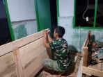 Kejar Target , Satgas TMMD ke-129 Kodim 0102/Pidie Lembur Pasang Pintu RTLH Hingga Malam Hari