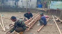 Mewujudkan Kemandirian Pangan, Satgas Kodim 0102/Pidie Bangun Kandang Ayam Petelur untuk Warga