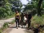 Tembus Jalan Sejauh 1,5 KM Dengan Gerobak Sorong, Satgas TMMD KODIM 0313/KPR Kucurkan Keringat Langsir Material Ke Rumah Ibu Diasan