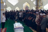 Wakili Wali Kota Alfin, Azhar Hamzah Hadiri dan Salatkan Jenazah H. A. Bakrie di Jambi