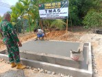 Wujudkan Program TMAB, Satgas TMMD ke-129 Kodim 0313/KPR Rampungkan Pengecoran Lantai Fondasi di Pelalawan