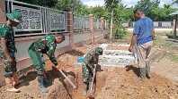 Demi Sanitasi Layak untuk Warga, Satgas TMMD ke-129 Kodim 0102/Pidie Gali Septic Tank di Tengah Terik Matahari