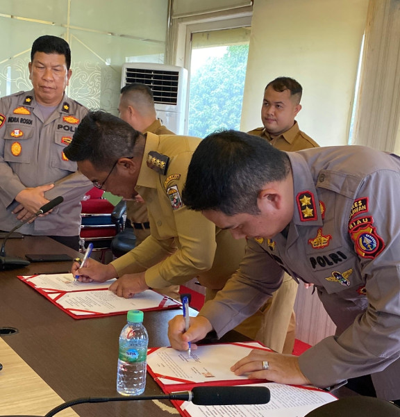 Bupati Bersama Polres Pelalawan  Tandatangani MoU Pembinaan Siswa Berprestasi 2025