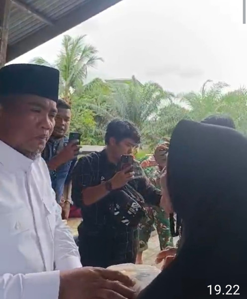 Bupati Zukri Serahkan Bantuan Sembako Korban Banjir Di Desa Sering