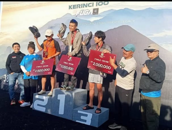Pelari Indonesia Arief Wismoyono Taklukkan Puncak Gunung Kerinci dalam 3 Jam 18 Menit di Ajang Kerinci 100