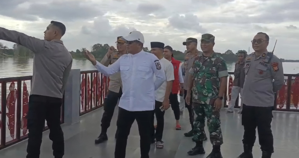 Bupati Zukri Dampingi Wakapolda Riau Tinjau Banjir Di Pelalawan
