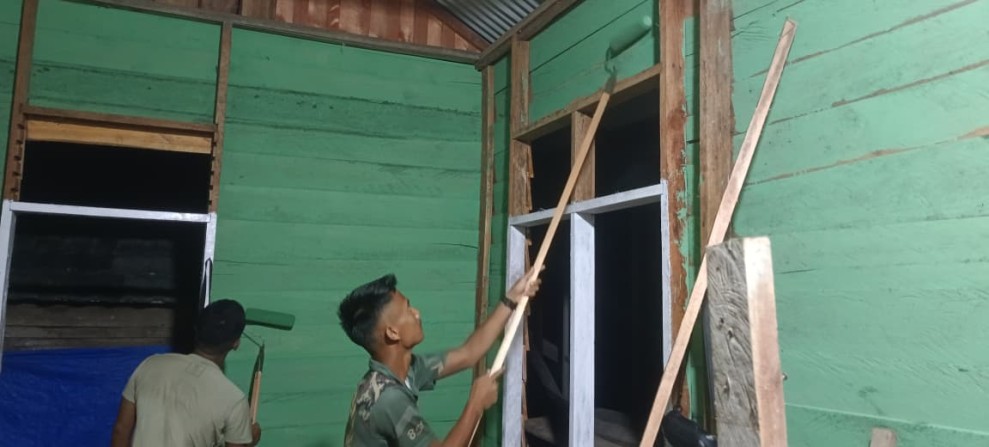 Kejar Target TMMD ke-129, Satgas Kodim 0313/KPR 'Serbu' Lembur Pengerjaan Rumah Ibu Timah Pada Malam Hari