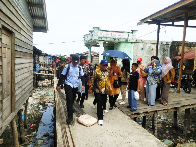 Kunker Ke Panipahan Bupati dan Tim PKK Cek Kesehatan Warga