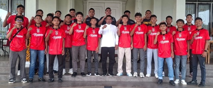 Lepas Tim Futsal Pelalawan Untuk Bertanding di Kejurda Riau 2026, Ini Pesan Bupati Zukri