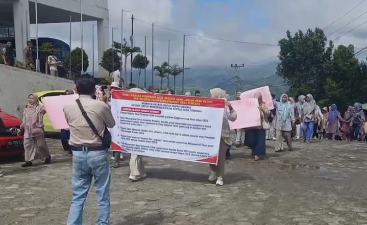 Warga Desa Semerah Kepung Kantor Bupati Kerinci, Desak Kades Jalpahri Dicopot Permanen
