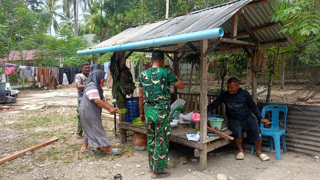 Secangkir Kopi Hangat, Wujud Cinta Warga Lhok Panah untuk Satgas TMMD Ke-129