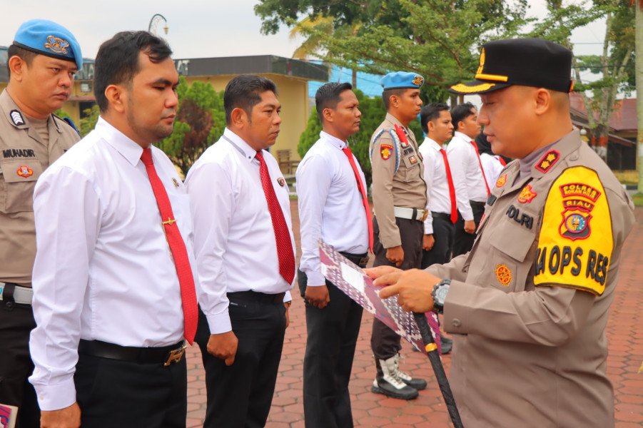 Pemberian Penghargaan Kepada Personel Berprestasi , Ini Pesan Kapolres Rohil