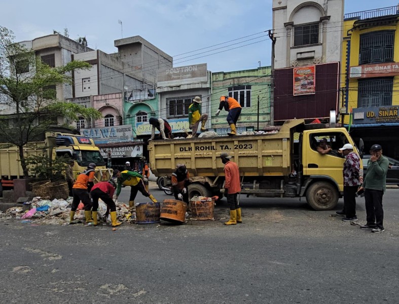 Median Jalan hingga Pajak Lama Dibersihkan, DLH Rohil Kerahkan Pasukan Orange