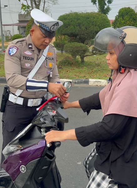 Sambut HUT RI ke 80 Satlantas Polres Pelalawan Bagikan Bendera ke Pelintas di Tugu Bono