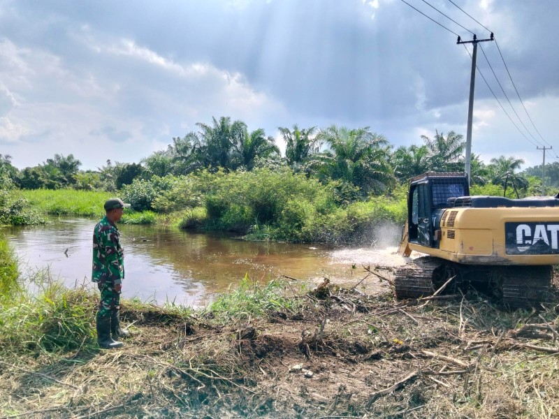 Rancang Tumpuan Gambangan, Satgas Tmmd Kodim 0313/KPR Siapkan Perlintasan Alat Berat di Jembatan T. Tahal