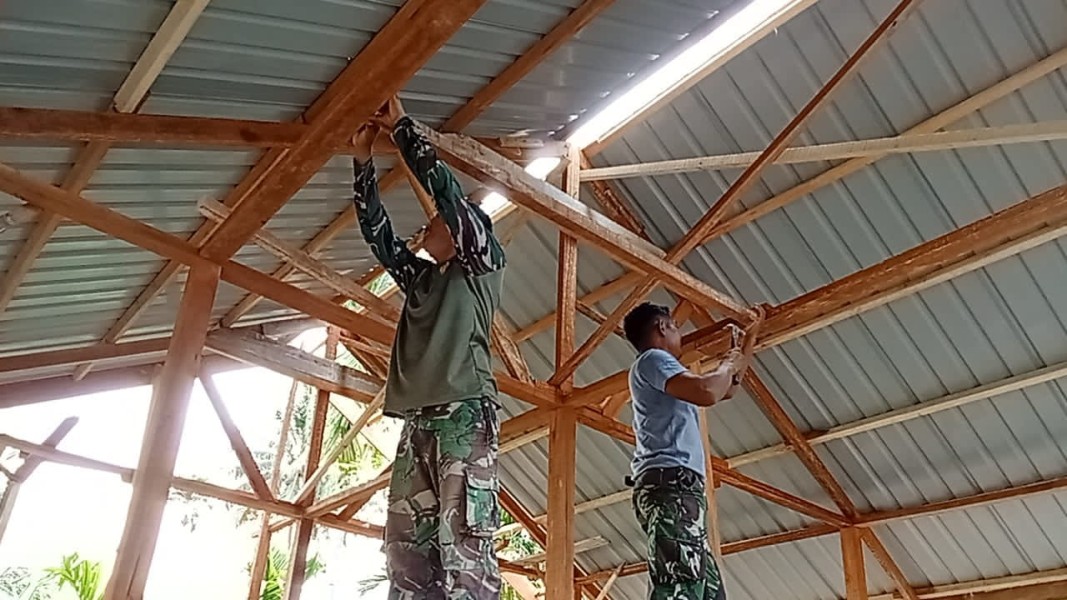 Atap Selesai Dipasang, Satgas TMMD Ke-129 Lanjut Bangun Dinding Rumah Ibu Mulya