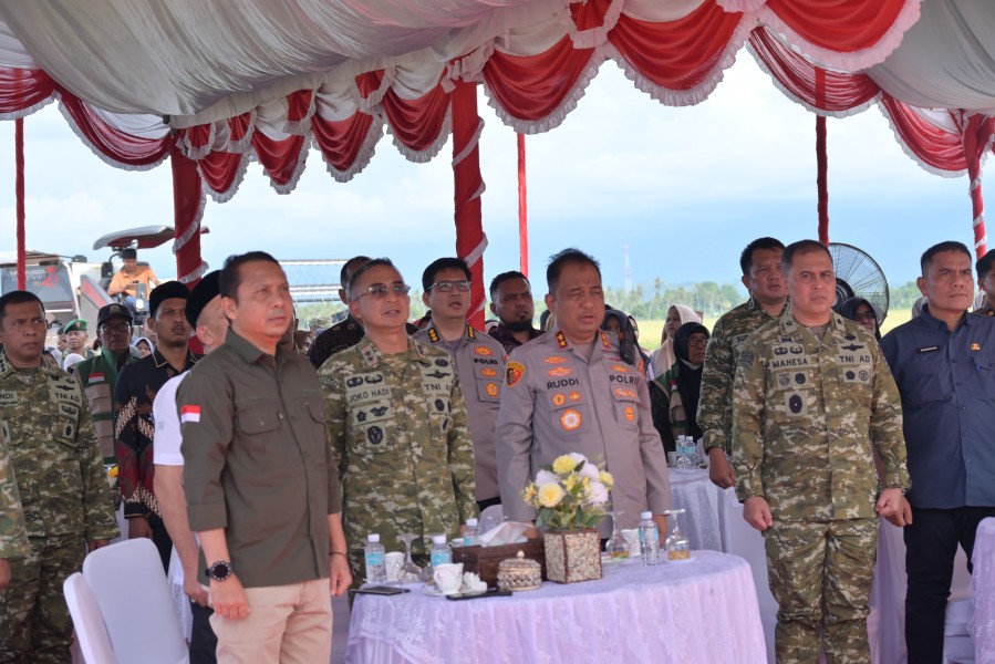 Dandim 0102/Pidie Dampingi Pangdam IM Ikuti Vicon Panen Raya Padi Serentak Program Hanpangan TNI