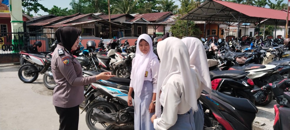 Tingkatkan Animo.Tingkat SMA, Polwan Polsek Bangko Sosialisasi Rekrutmen Penerimaan Anggota Polri