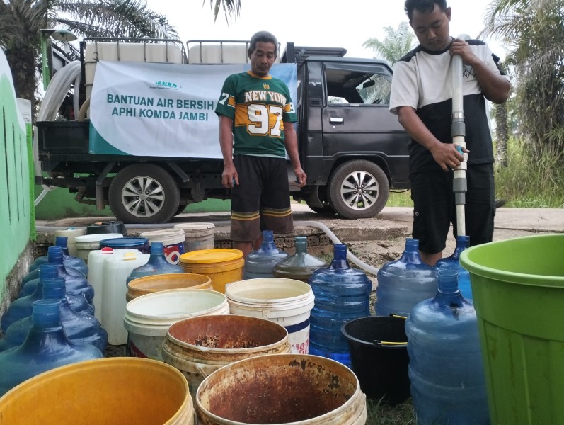 Krisis Air Makin Parah, Warga Rawa Pudak Rebutan Bantuan 4.000 Liter Air dari APHI Jambi