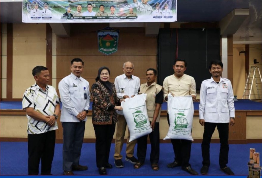 Azhar Hamzah Hadiri Aksi Sosial Pembagian Pupuk Organik, Petani Kerinci dan Sungai Penuh Didorong Tingkatkan Produktivitas
