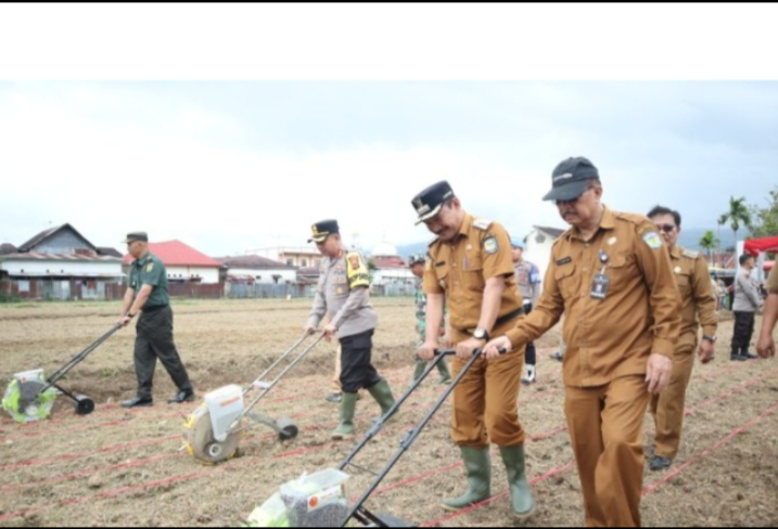 Dukung Ketahanan Pangan Nasional, Pj Bupati Asraf Hadiri Tanam Jagung Serentak