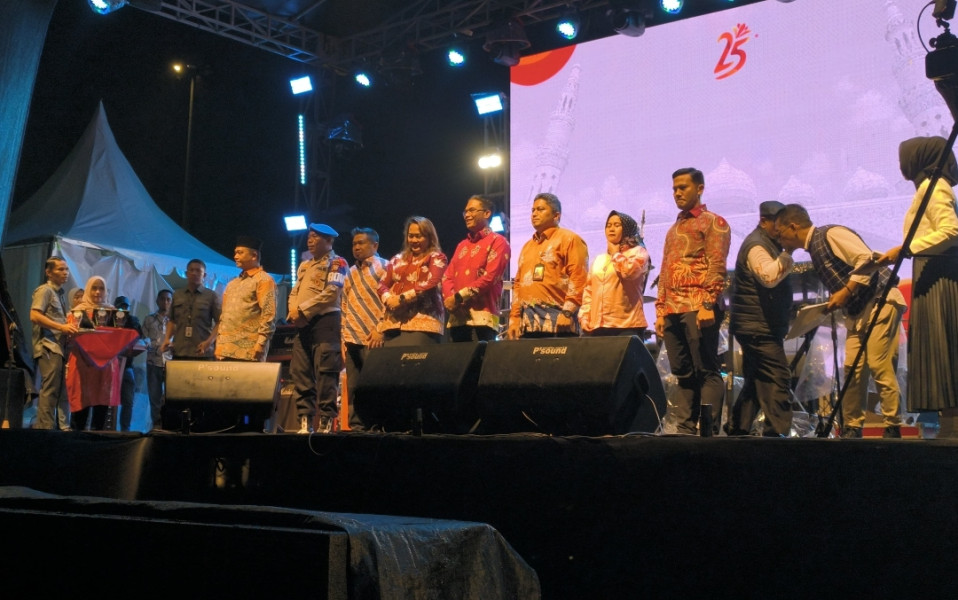 Dimeriahkan oleh Band Ungu, Ribuan Masyarakat Antusias Saksikan Acara Puncak Helat Pelalawan 2024