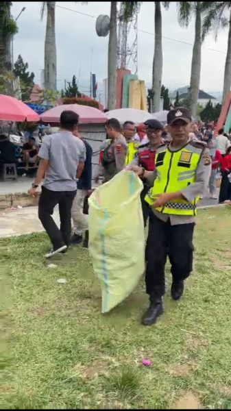 Personil Polres Kerinci Pungut Sampah Usai Kampanye Akbar AZFER di Lapangan Merdeka