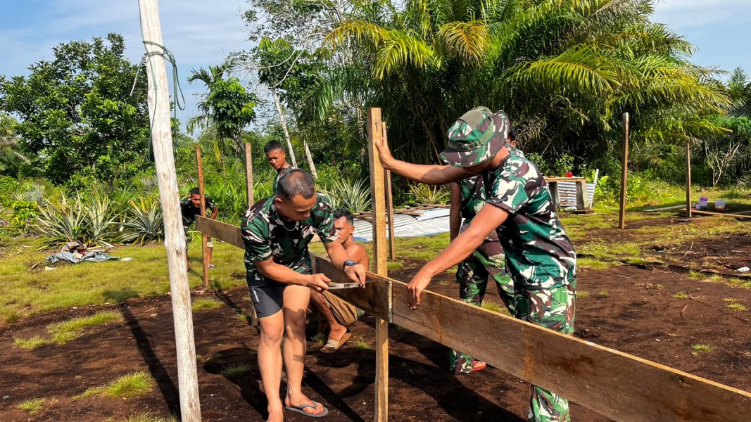 Begeser ke Dusun II Parit Baru, Satgas TMMD Ke-129 Kodim 0313/KPR Mulai Pengerjaan RTLH Bapak Zaini