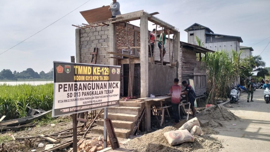 Kejar Target Penutupan TMMD ke-129, Satgas Kodim 0313/KPR Kebut Pembangunan MCK SD 013 Pangkalan Terap