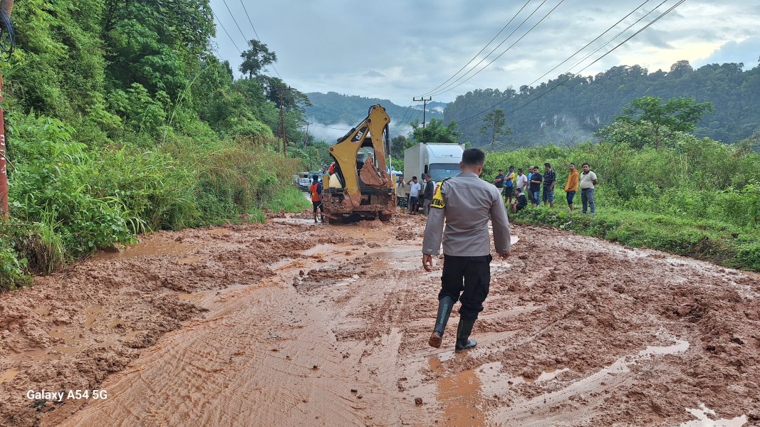 Longsor di Jalan Lintas Kerinci–Bangko, Polda Jambi Imbau Masyarakat Waspada Longsor Susulan