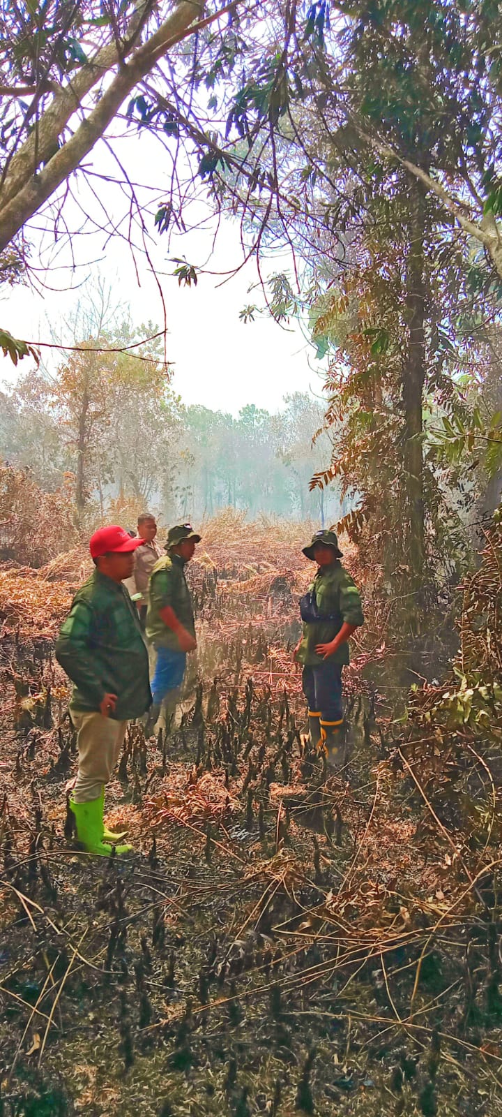 Penghulu Teluk Mega Turun Tangan Padamkan Titik Api Karlahut di Dusun Seminai