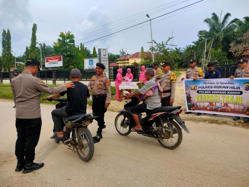 Meningkatkan Kepercayaan Publik, Polsek Simpang Kanan Berbagi Takjil di Bulan Ramadhan
